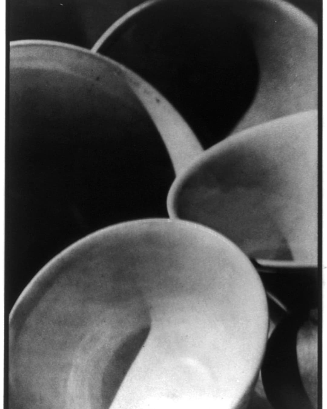 Example straight photography Bowls by Paul Strand.