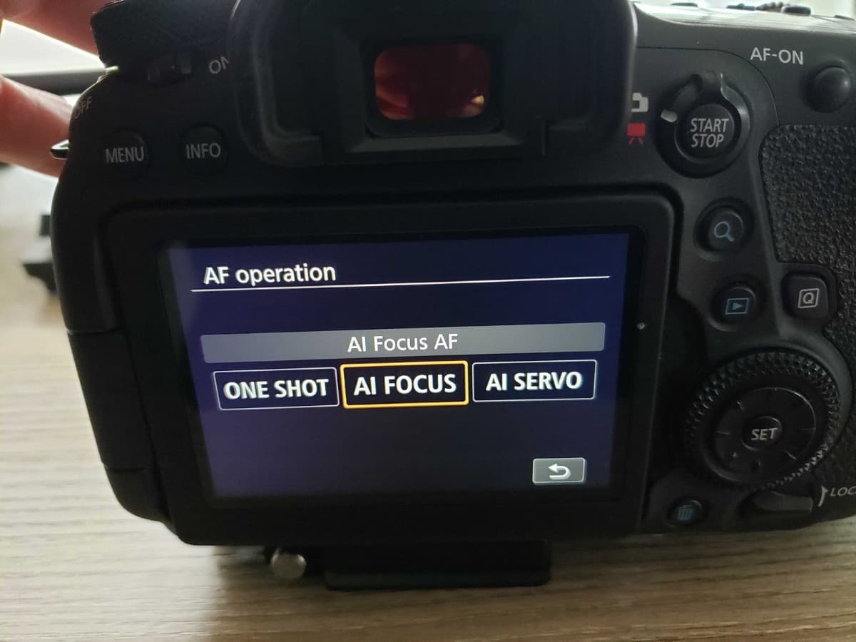 Graphic showing hybrid autofocus mode on different camera brands.