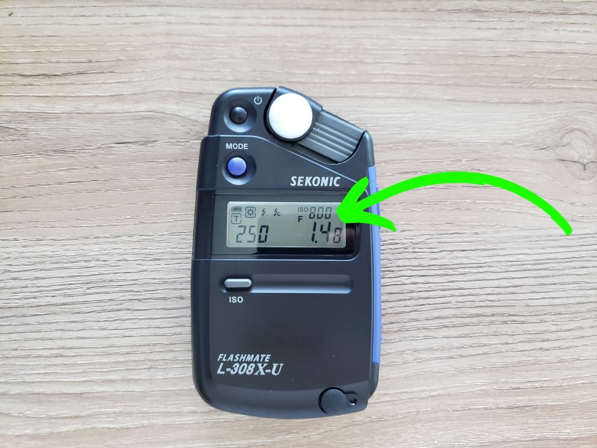 Light meter with an arrow pointing to the measurement display.