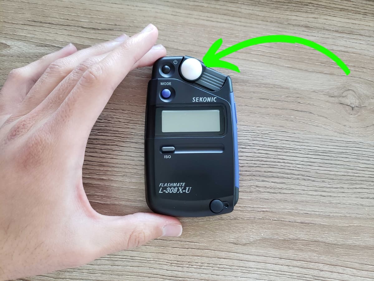 Light meter with an arrow pointing to the sensor.