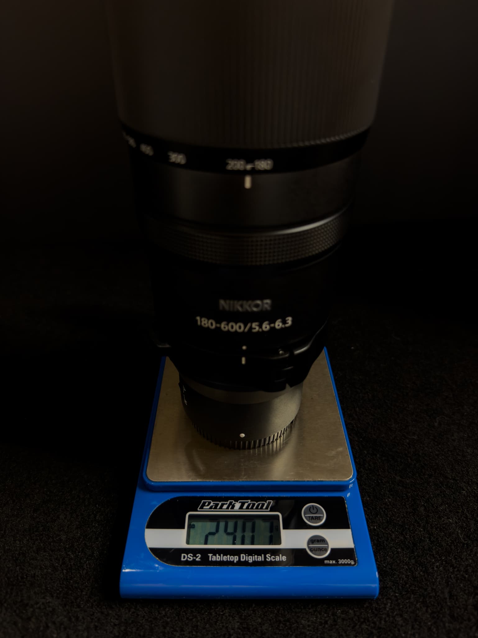 Weight of Nikon Z 180-600mm f/5.6-6.3 VR with lens cap