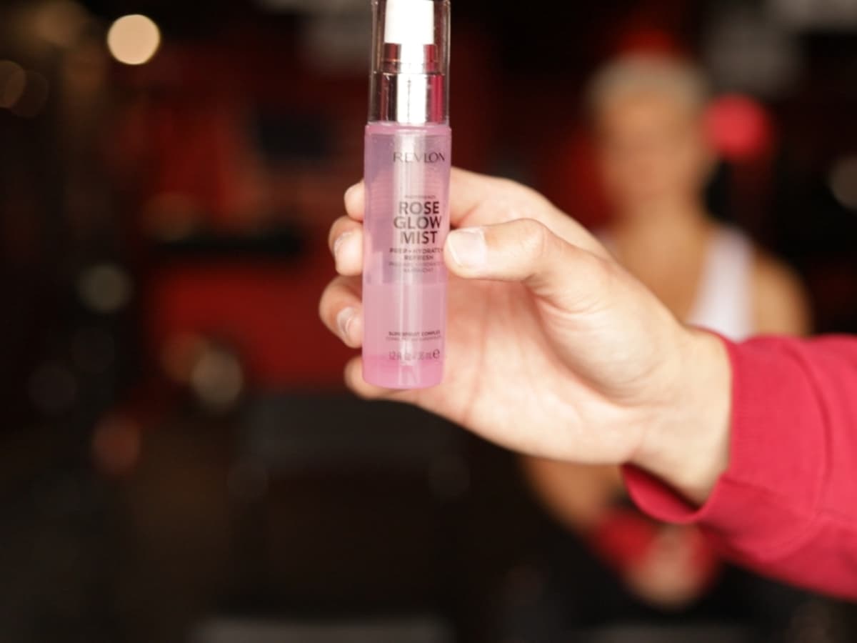 Moisturizing spray Revlon Glow Mist.