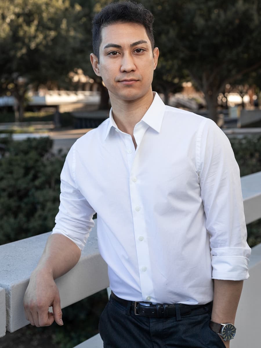 Man posing with one hand in pocket.