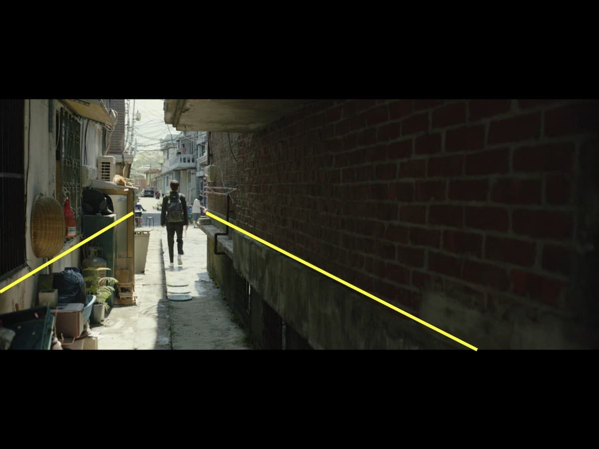 Leading lines composition from Ki-Woo leaving house scene in Parasite.