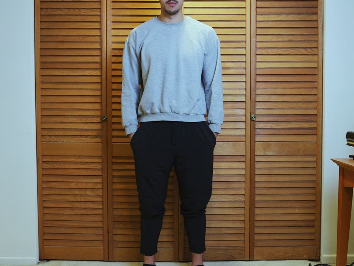 Man posing with both hands in pocket.