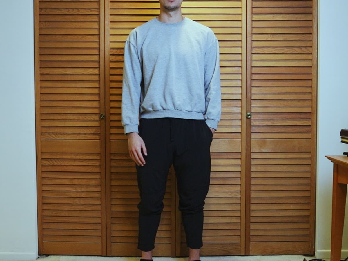 Man posing with one hand in pocket.