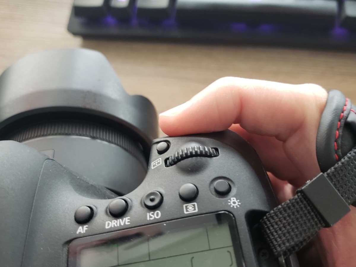 Press slowly and controller on shutter button Pressing shutter button on camera.