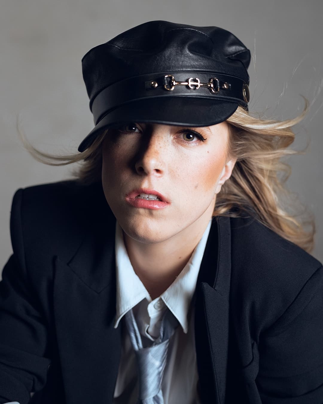Sharp photo due to good lighting Sharp photo of woman in black suit and hat.