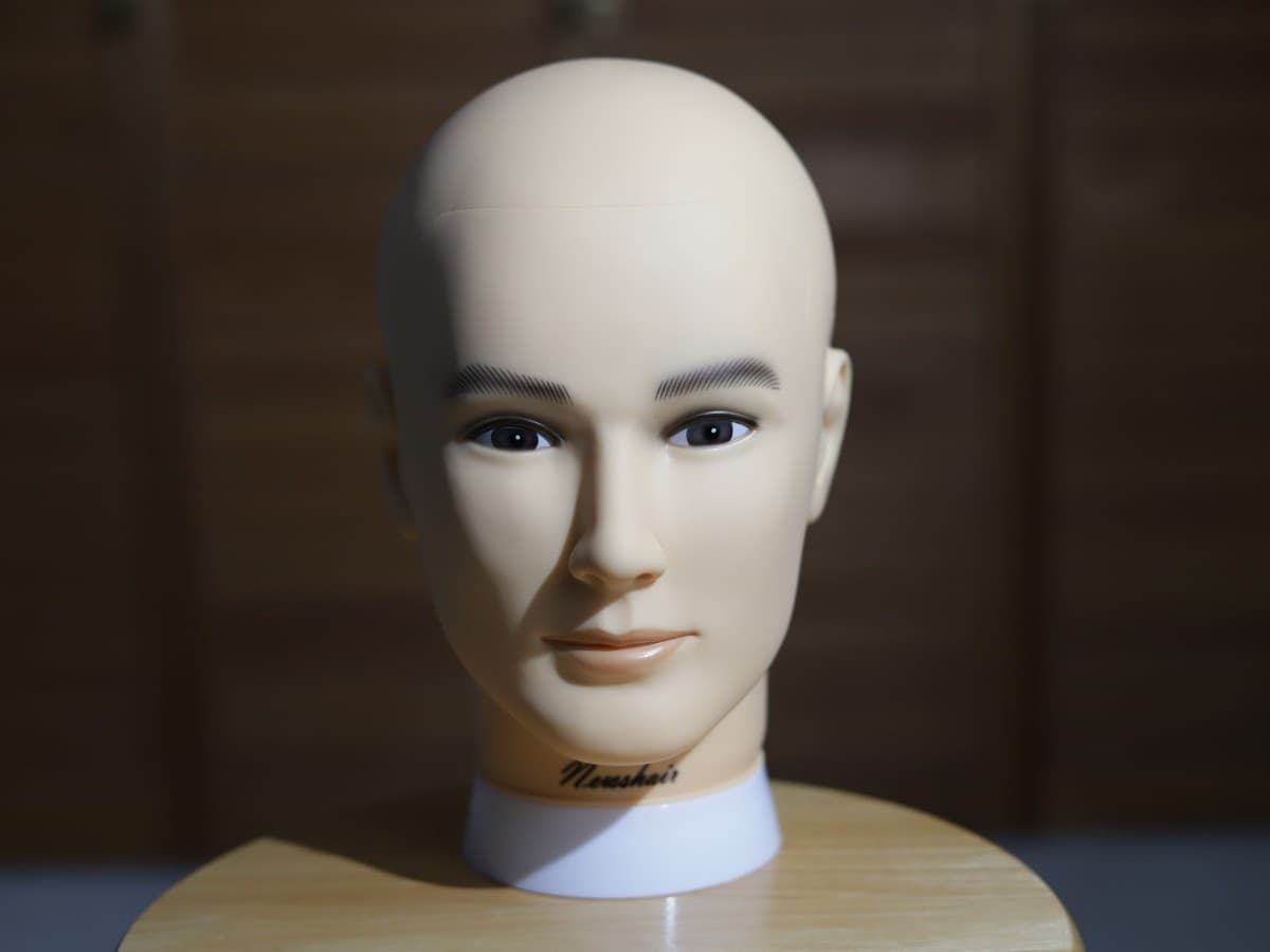 Strobe light no diffusion close to subject creating hard light Strobe light with no diffusion close to mannequin head creating hard light.