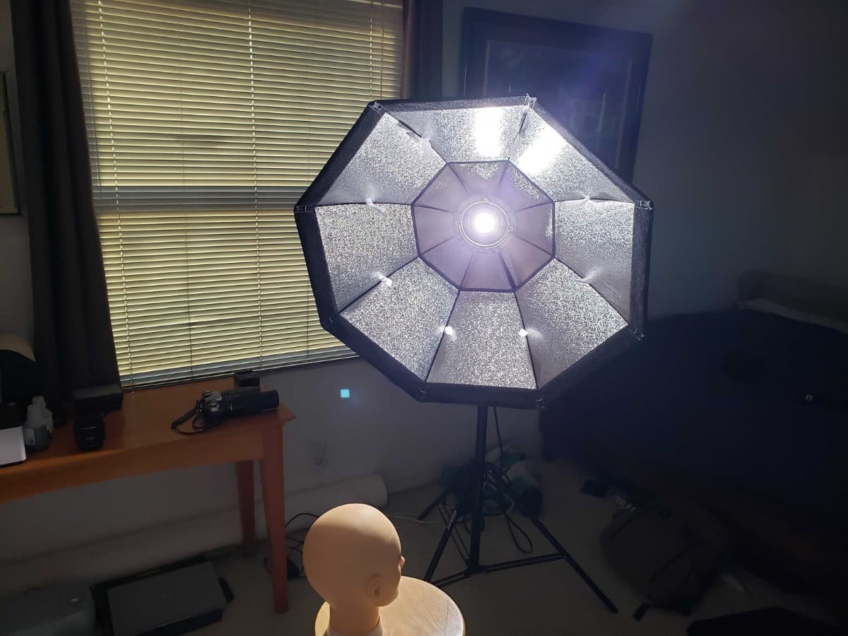 Strobe light no diffusion close to subject Strobe light with no diffusion close to mannequin head.