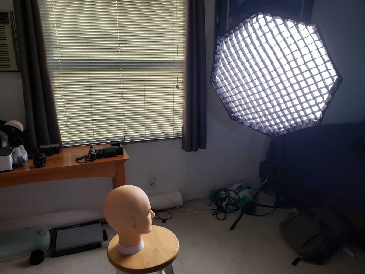 Diffusion for soft light Mannequin on wooden stool with diffusion on the softbox.